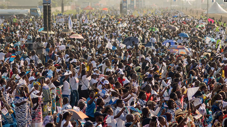 congolese-congregats-waiting-for-pope-1