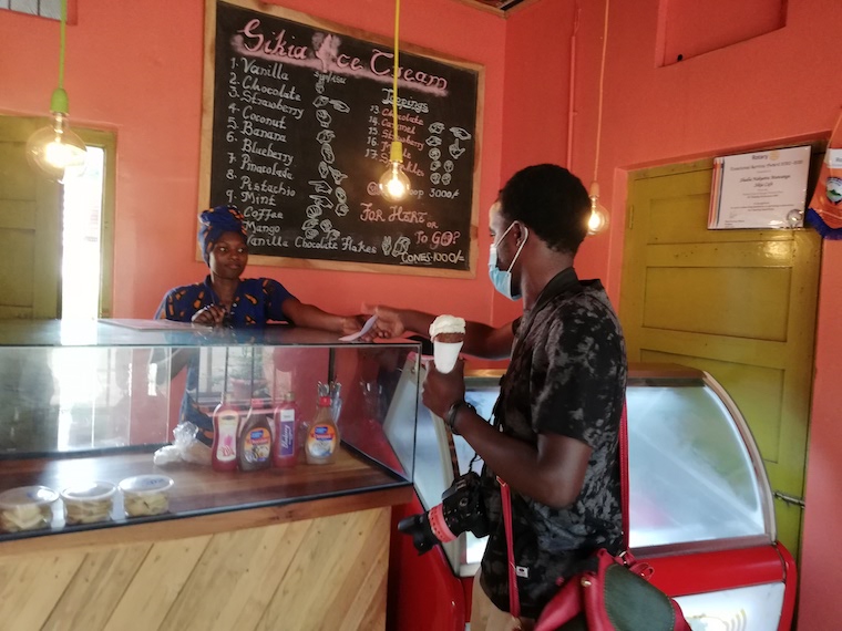 Sikia Cafe: Amazing deaf staff, beautiful foods