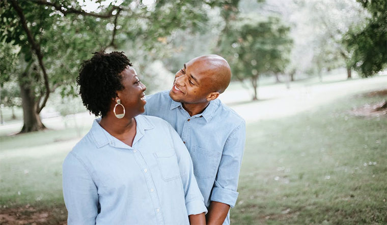 happy-couple-in-the-woods