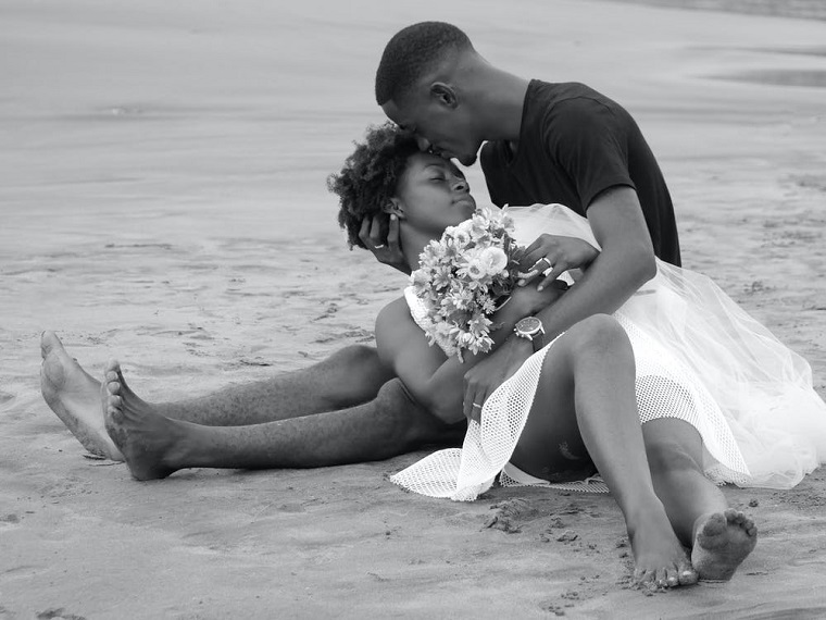 couple-kiss-at-the-beach