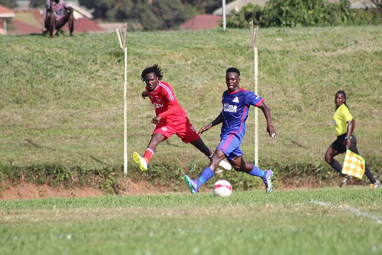 express-michael-birungi-delivers-a-low-cross-past-vipers-yayo-lutimba