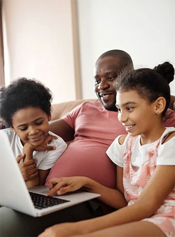 family-watching-from-laptop