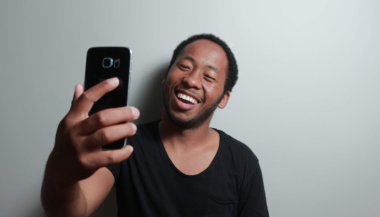 man-takes-selfie-1